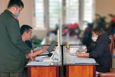 Đối tượng Lê Thị Bích Hoàng tại cơ quan công an.