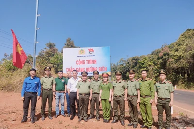 Tuổi trẻ Công an các đơn vị bên công trình “Thắp sáng đường biên”.
