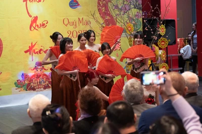 Tiết mục múa quạt trong chương trình. (Ảnh: Thanh Thể)