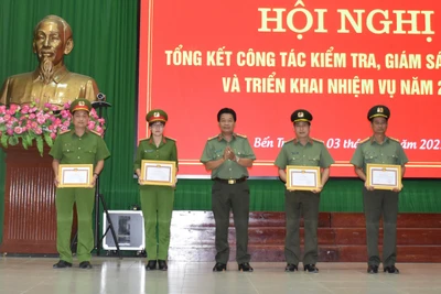 Phòng An ninh chính trị nội bộ nhận giấy khen phong trào thi đua ngành kiểm tra Đảng năm 2022.