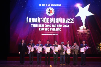 Trao giải A cho các vở diễn sân khấu xuất sắc. (Ảnh: Quang Tấn)