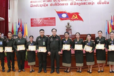 Trao chứng chỉ tiếng Việt cơ bản cho các học viên. Ảnh: Hải Tiến.