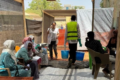 Các nhân viên y tế làm việc tại một trung tâm điều trị bệnh tả, ở Kosti, bang White Nile, Sudan. Ảnh: Tân Hoa xã