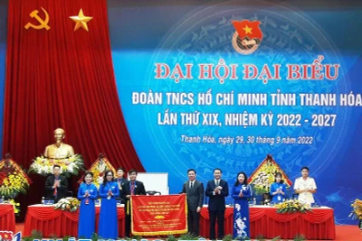 Tỉnh ủy, HĐND, UBND, MTTQ tỉnh Thanh Hóa tặng Tỉnh Đoàn bức trướng thêu chữ vàng: “Tuổi trẻ Thanh Hóa khát vọng-tiên phong-bản lĩnh-sáng tạo-phát triển, xây dựng Thanh Hóa sớm trở thành tỉnh công nghiệp theo hướng hiện đại”.