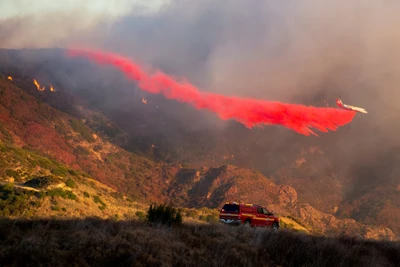 Máy bay cứu hỏa thả chất chống cháy khi Đám cháy Franklin bùng phát ở Malibu, California, Mỹ. Ảnh: Reuters