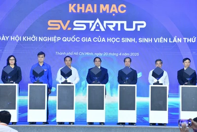 Thủ tướng Phạm Minh Chính và các Lãnh đạo thực hiện nghi thức khởi động Ngày hội Khởi nghiệp Quốc gia của học sinh, sinh viên lần thứ VII. (Ảnh: THANH GIANG).