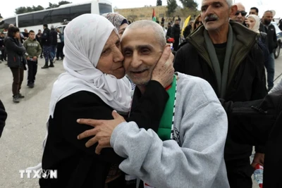 Người thân đón các tù nhân Palestine được trả tự do tại thành phố Ramallah, Khu Bờ Tây, ngày 1/2. (Ảnh: THX/TTXVN)