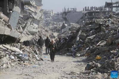 Người dân Palestine trên một con phố có những tòa nhà bị phá hủy tại trại tị nạn Jabalia ở phía bắc Dải Gaza, vào ngày 29/1/2025. Ảnh: Tân Hoa xã.