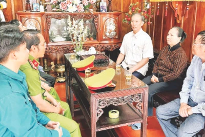 Các thành viên Ban Chỉ đạo mô hình phối hợp tuyên truyền, vận động đồng bào giáo dân tích cực tham gia phong trào Toàn dân bảo vệ an ninh Tổ quốc.