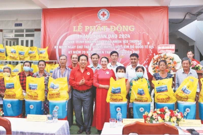 Nhà hảo tâm hỗ trợ quà trong ngày lễ phát động Tháng Nhân đạo năm 2024.