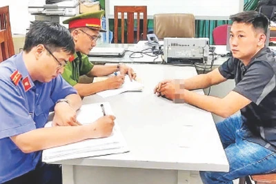 Công an Quận 1 bắt khẩn cấp đối tượng Quách Minh Nhựt về hành vi cố ý gây thương tích khi tham gia giao thông.