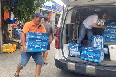 Nhóm thiện nguyện Trái tim yêu thương chuẩn bị các nhu yếu phẩm để vận chuyển đến với đồng bào các tỉnh phía bắc. (Ảnh THIÊN VƯƠNG)