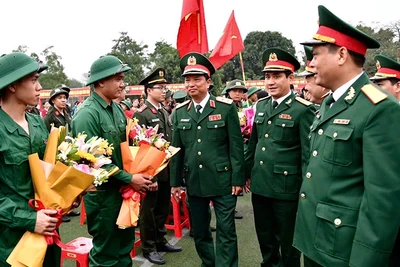 Đại diện chỉ huy Tư lệnh Quân khu 4 thăm hỏi, động viên thanh niên tỉnh Nghệ An lên đường nhập ngũ. (Ảnh TRỌNG LỘC)