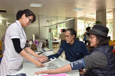 Người cao tuổi khám sức khỏe tại Bệnh viện Tim Hà Nội. (Ảnh DUY LINH)