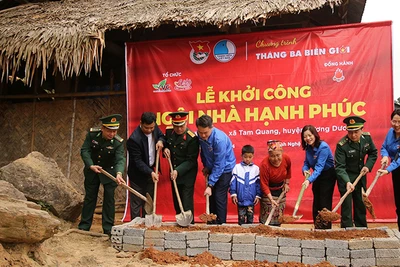 Đại diện Trung ương Đoàn, Trung ương Hội Liên hiệp Thanh niên Việt Nam và các đơn vị liên quan khởi công xây dựng một “Ngôi nhà hạnh phúc” tại xã Tam Quang, huyện Tương Dương, tỉnh Nghệ An. 