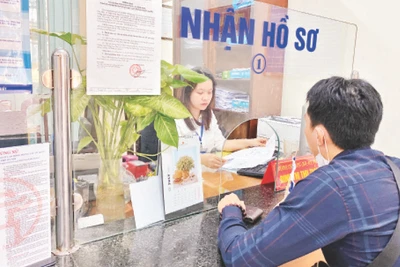 Giải quyết thủ tục hành chính tại Bộ phận một cửa phường Trung Hòa, quận Cầu Giấy, Hà Nội. 