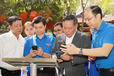 Đại diện lãnh đạo các bộ, ngành, đoàn thể và TP Hà Nội trải nghiệm công trình thanh niên chuyển đổi số tại chùa Thiên Trúc (quận Nam Từ Liêm). (Ảnh Thành đoàn Hà Nội cung cấp)