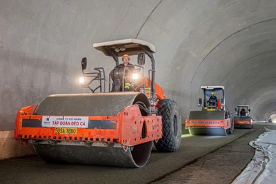 Trên công trường dự án đường cao tốc bắc-nam đoạn Quảng Ngãi-Hoài Nhơn.