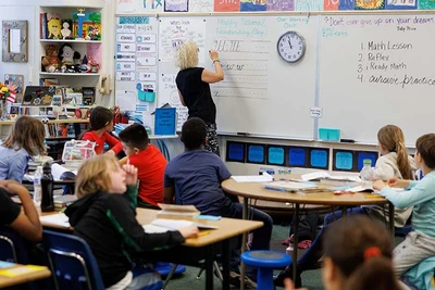 Nhiều trường học ở Mỹ hạn chế học sinh sử dụng điện thoại trong lớp. (Ảnh REUTERS)