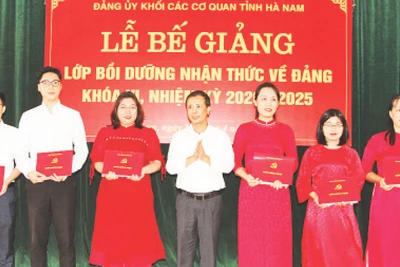 Lãnh đạo Đảng ủy Khối Các cơ quan tỉnh Hà Nam trao giấy chứng nhận hoàn thành lớp bồi dưỡng nhận thức về đảng cho các học viên. (Ảnh Hà Nam)