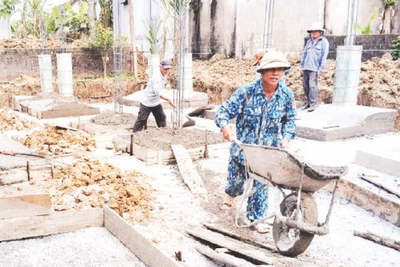 Thi công Nhà văn hóa thôn Nam Thủy, xã Quảng Thủy, thị xã Ba Đồn (Quảng Bình) dưới sự giám sát của Ban giám sát đầu tư cộng đồng xã.