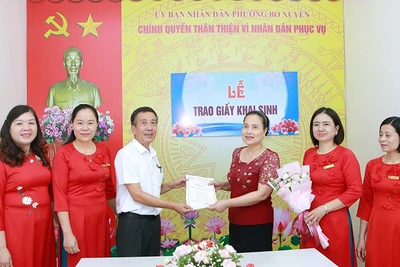 Lãnh đạo phường Bồ Xuyên, thành phố Thái Bình, tỉnh Thái Bình trao giấy khai sinh cho công dân.