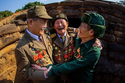 Bức ảnh “Các cựu chiến binh Điện Biên năm xưa gặp nhau trên Đồi A1” của nghệ sĩ nhiếp ảnh Dương Vân Anh.