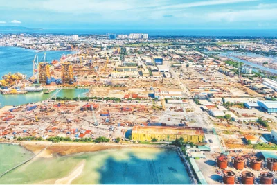 Khu vực sản xuất trụ điện gió ngoài khơi lớn nhất Việt Nam tại thành phố Vũng Tàu mở ra một ngành sản xuất mới, bền vững.