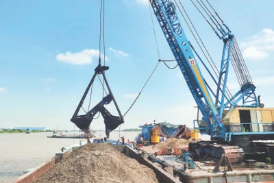 Tỉnh An Giang khai thác nguồn cát sông Hậu phục vụ xây dựng cao tốc Châu Đốc-Cần Thơ-Sóc Trăng. 
