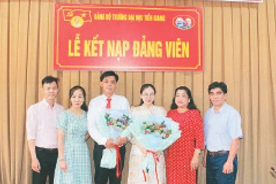 Lễ kết nạp đảng viên là sinh viên của Đảng bộ Trường đại học Tiền Giang.
