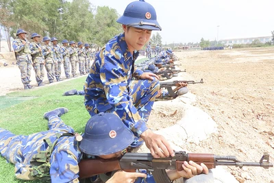 Chiến sĩ mới thuộc Trung tâm Huấn luyện Vùng 2 Hải quân luyện tập bắn súng tiểu liên AK.