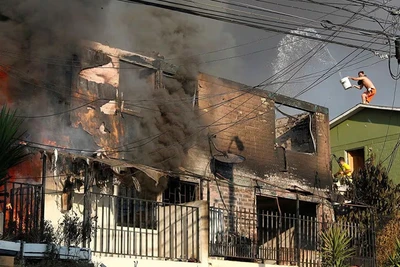 Cháy rừng lan tới nhiều nhà dân ở Vina Del Mar của Chile. Ảnh REUTERS