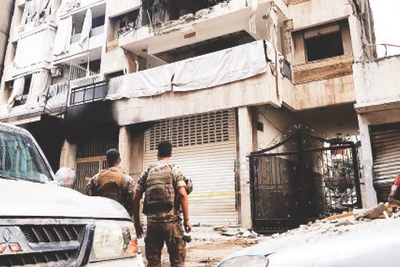 Một tòa nhà ở thủ đô Beirut bị phá hủy do trúng bom. (Ảnh REUTERS)