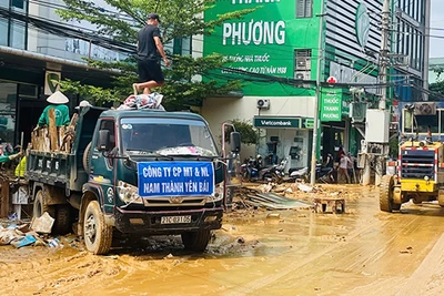 Công nhân Công ty cổ phần Môi trường và Năng lượng Yên Bái tham gia dọn vệ sinh tại thành phố Yên Bái.