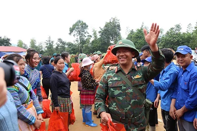 Các chiến sĩ bộ đội chia tay người dân thôn Nậm Tông, xã Nậm Lúc, huyện Bắc Hà (Lào Cai) ngày 25/9 sau khi hoàn thành nhiệm vụ.