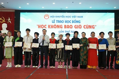 Hội Khuyến học Việt Nam trao học bổng cho học sinh vượt khó, học giỏi năm 2024.