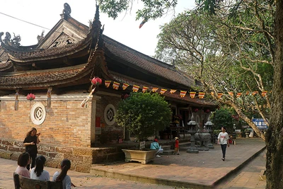 Khoản hỗ trợ từ các tổ chức, cá nhân góp phần tu bổ, tôn tạo di tích. Trong ảnh: Người dân vãn cảnh chùa Tây Phương. (Ảnh ĐỨC ANH) 