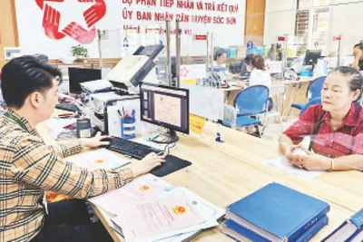 Bộ phận tiếp nhận và trả kết quả giải quyết thủ tục hành chính huyện Sóc Sơn. (Ảnh THU HẰNG)