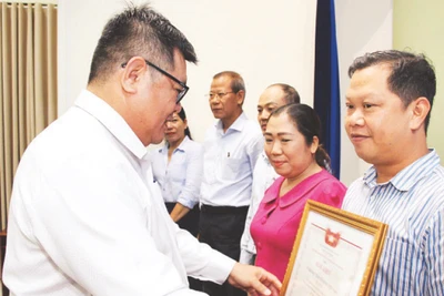 Ủy ban Mặt trận Tổ quốc Thành phố Hồ Chí Minh khen thưởng các đơn vị thực hiện tốt các công tác đối ngoại nhân dân. 