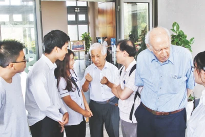 Giáo sư Trần Thanh Vân, Giáo sư Đàm Thanh Sơn, Giáo sư Jerome Friedman (Nobel Vật lý năm 1990) chia sẻ cùng các học sinh. (Ảnh Trung tâm ICISE)