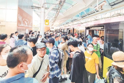 Rất đông người dân đến trải nghiệm đi tàu điện Nhổn-Ga Hà Nội.
