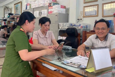 Công an phường An Hòa hướng dẫn người dân đóng góp ý kiến sửa đổi Hiến pháp năm 2013 qua ứng dụng VNeID