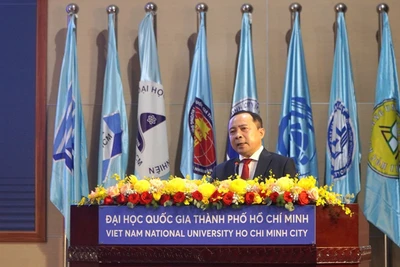 Phó Giáo sư, Tiến sĩ Vũ Hải Quân, Ủy viên Trung ương Đảng, Giám đốc Đại học Quốc gia Thành phố Hồ Chí Minh phát biểu tại hội nghị.