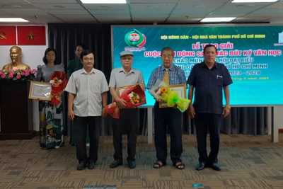 Ban tổ chức trao giải cuộc vận động sáng tác bút ký văn học chủ đề “Những câu chuyện hay về nông nghiệp, nông dân, nông thôn Thành phố Hồ Chí Minh”.