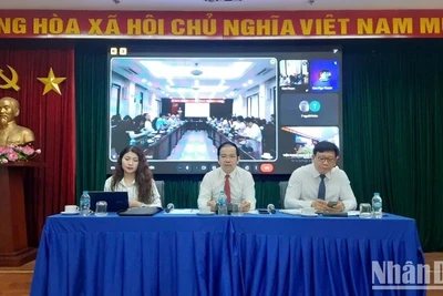 Phó Giáo sư, Tiến sĩ Vũ Tuấn Hưng, Phó viện trưởng Phụ trách Viện Khoa học Xã hội vùng Nam Bộ (giữa) chủ trì tọa đàm.