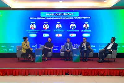 Các chuyên gia thảo luận tại Vietnam Innovation Summit 2023 