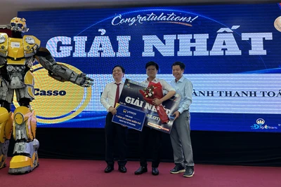 Ban tổ chức trao giải nhất cho Dự án Casso-payOS-Hệ điều hành thanh toán.