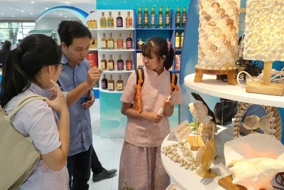 Các đại biểu tham quan gian hàng trưng bày sản phẩm OCOP, sản phẩm đặc trưng tỉnh Bà Rịa-Vũng Tàu.