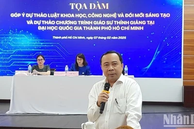 Phó Giáo sư, Tiến sĩ Vũ Hải Quân, Giám đốc Đại học Quốc gia Thành phố Hồ Chí Minh phát biểu tại tọa đàm.