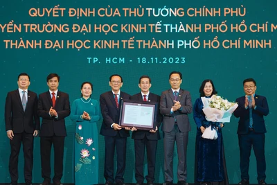 Trao Quyết định số 1146/QĐ-TTg của Thủ tướng Chính Phủ về việc chuyển Trường Đại học Kinh tế Thành phố Hồ Chí Minh thành Đại học Kinh tế Thành phố Hồ Chí Minh.